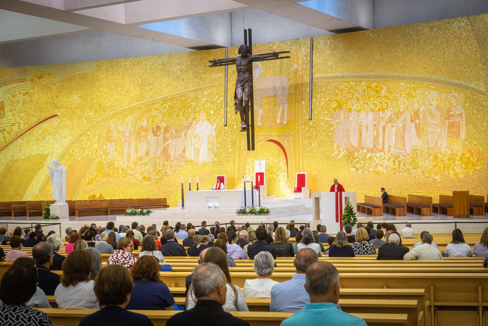 Mais de 2.700 povoenses rezam este sábado no Santuário de Fátima