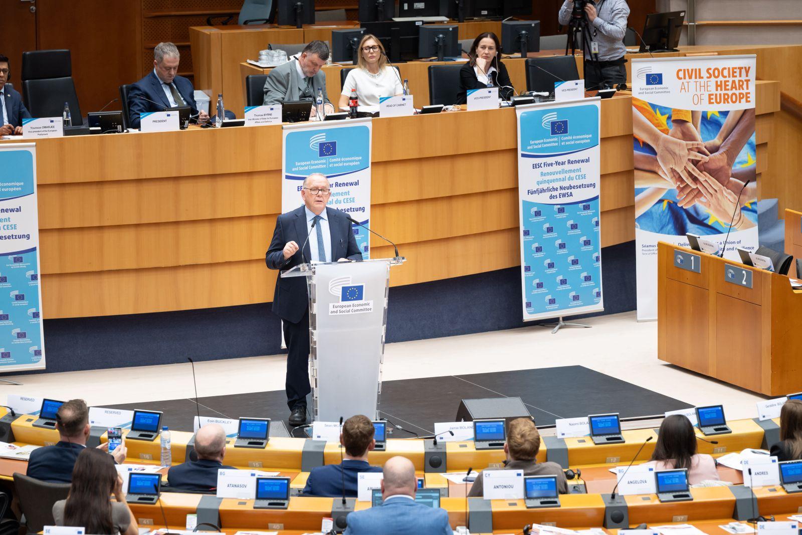 Sociedade civil chamada a defender a «frágil democracia» na Europa