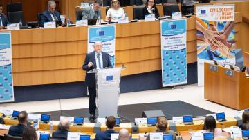 Sociedade civil chamada a defender a «frágil democracia» na Europa