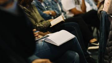 Educação de adultos ajudou 22% dos estudantes a ter novo emprego mas poucos adultos estudam