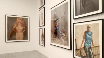 Exposição inédita de Steven Meisel põe a Corunha na moda