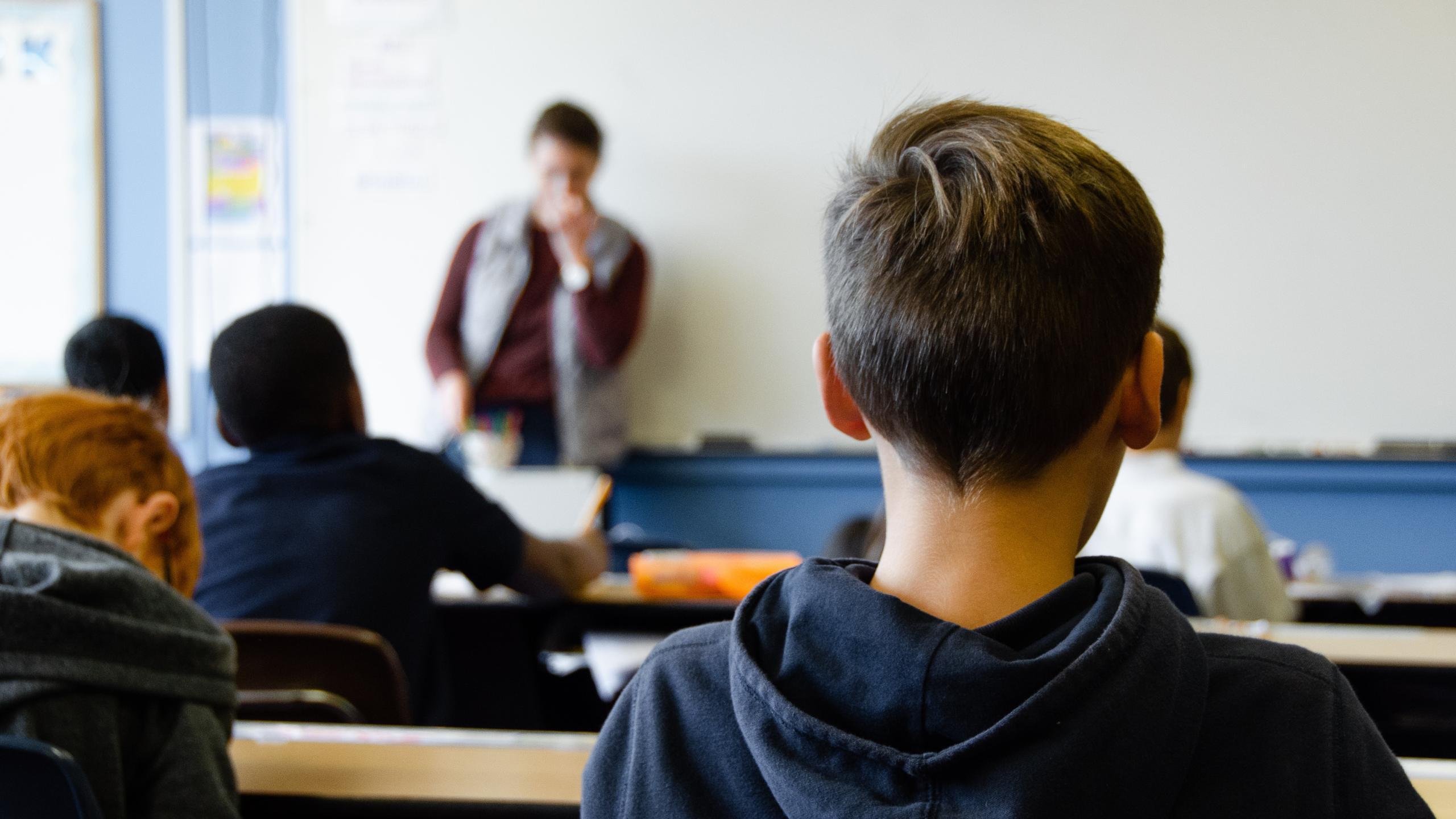 Dificuldades em substituir docentes de baixa justificam alunos sem aulas