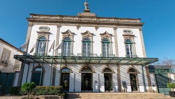 Teatro Diogo Bernardes inicia 2026 com programação cultural diversificada