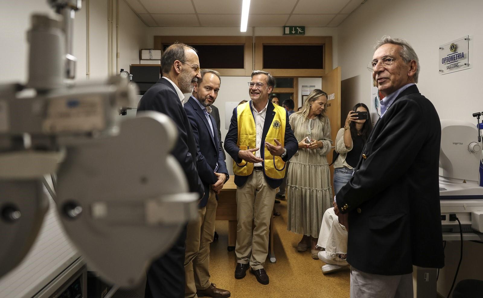 Lions Clube de Braga equipa sala da Escola de Ciências da UMinho