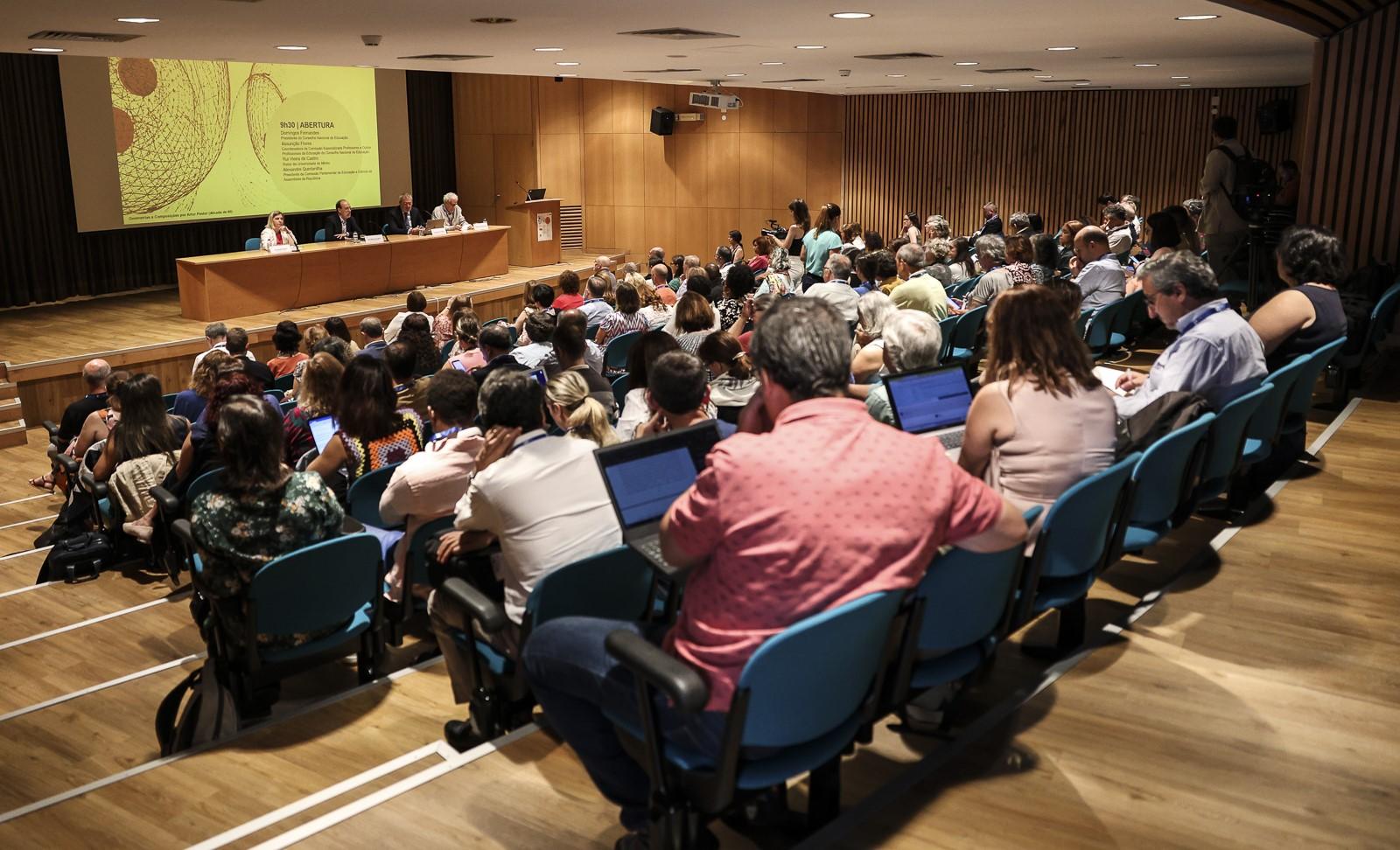 Contextos sociais e culturais nas escolas nunca foram tão exigentes - CNE