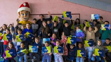 Fundação do Futebol entrega 996 brinquedos a 21 instituições