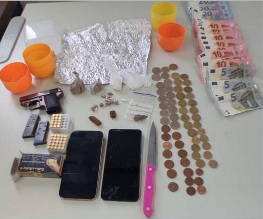 PSP de Braga deteve dois suspeitos de tráfico e apreendeu droga, armas e dinheiro