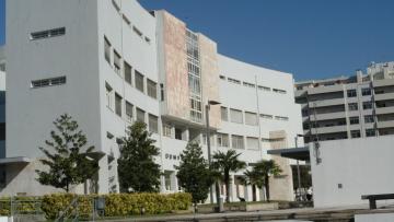 Testemunha de julgamento em Braga corta-se com lâmina de barbear e é hospitalizada