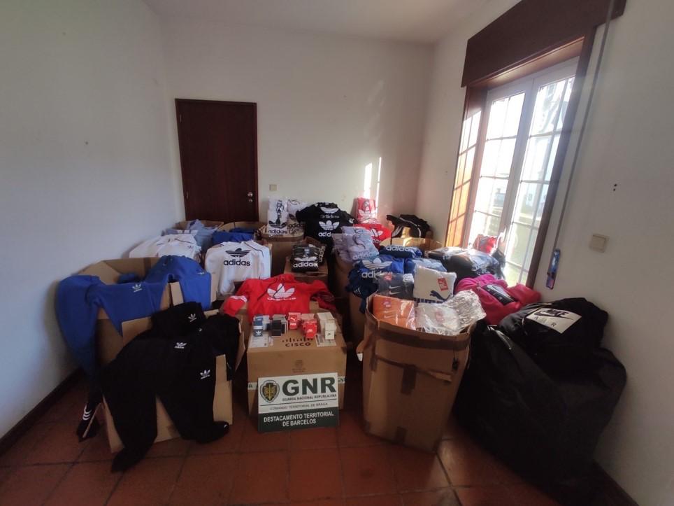 GNR apreende mais de mil artigos contrafeitos em confeção têxtil em Barcelos