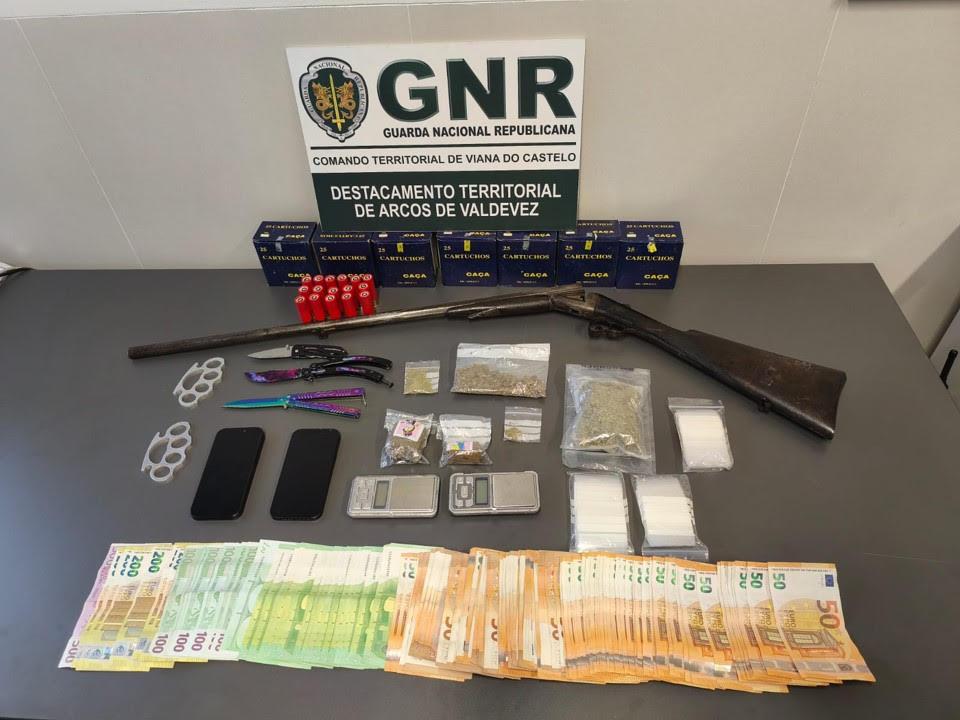 Detidos por tráfico de estupefacientes e posse de armas proibidas em  Ponte de Lima e Barcelos.