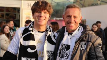 Adeptos do Vitória SC concentram-se junto à Rotunda Rui Patrício