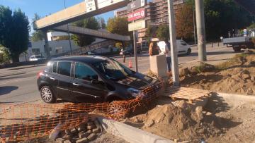 Acidente na Avenida João Paulo II condiciona trânsito na rotunda das piscinas