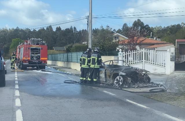Carro arde na EN13 em Viana do Castelo