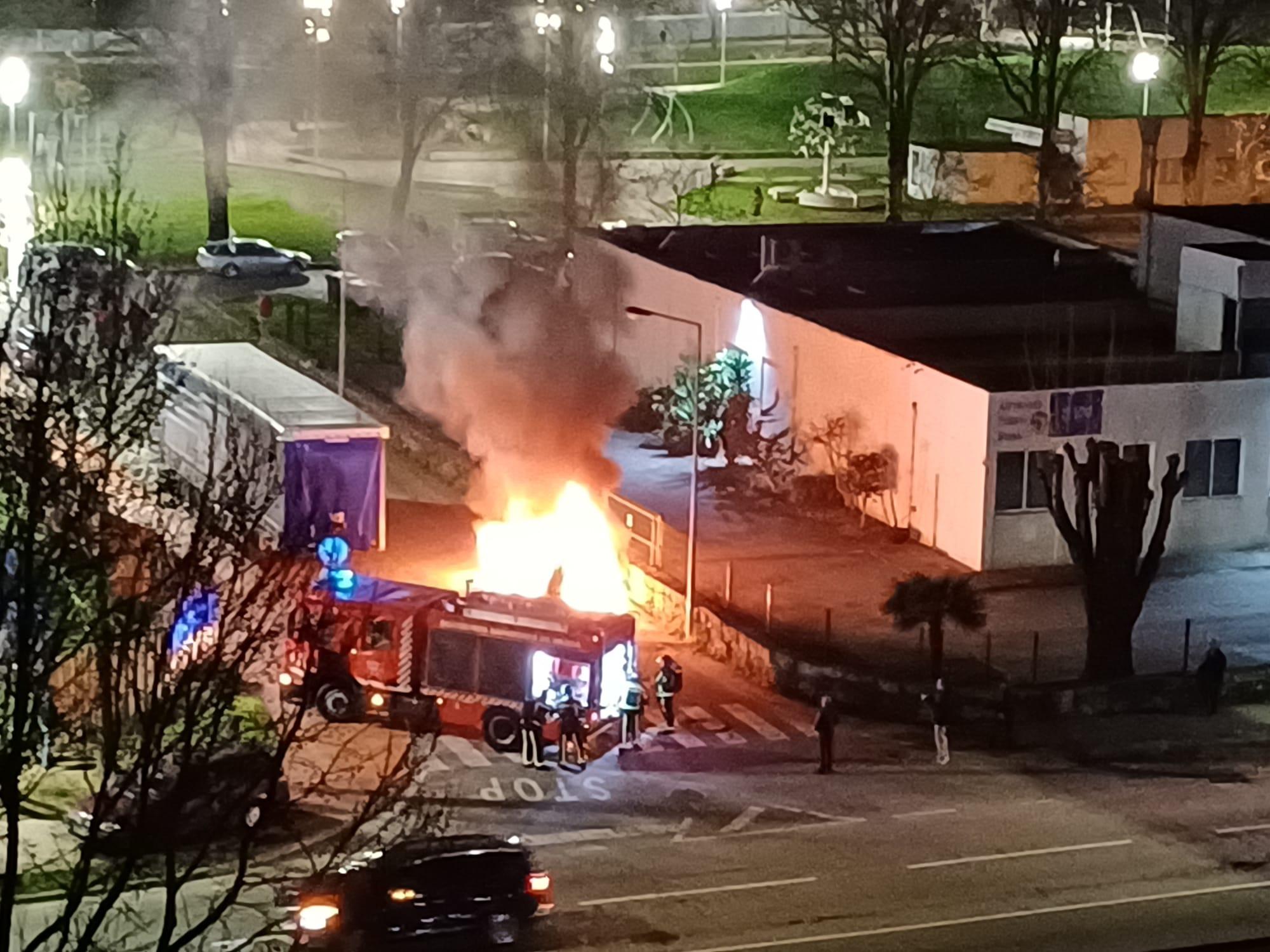 Carro incendeia e causa aparato junto à Rodovia em Braga