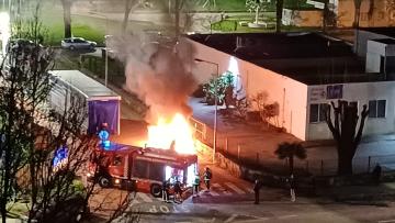 Carro incendeia e causa aparato junto à Rodovia em Braga