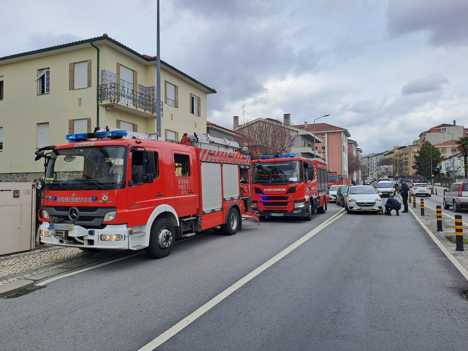 Aquecedor pega fogo e provoca susto em habitação no centro de Braga