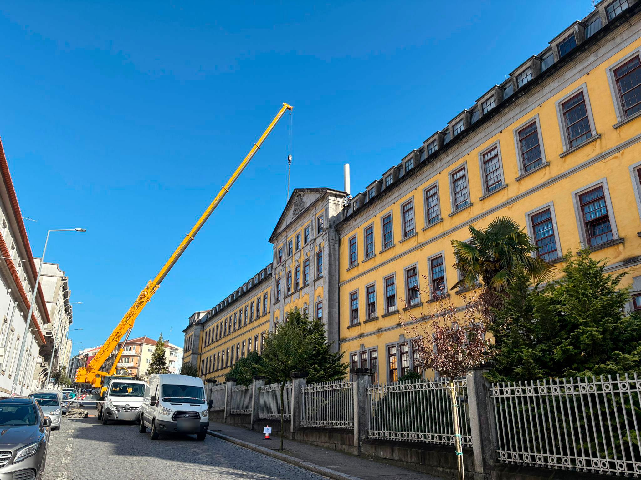 Instalação de antenas corta trânsito na Rua de Santa Margarida, em Braga
