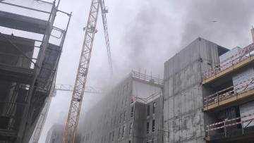 Materiais de construção começam a arder na obra da antiga Fábrica da Confiança e provocam susto a trabalhadores