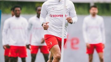 Tiknaz a titular e Zalazar no banco